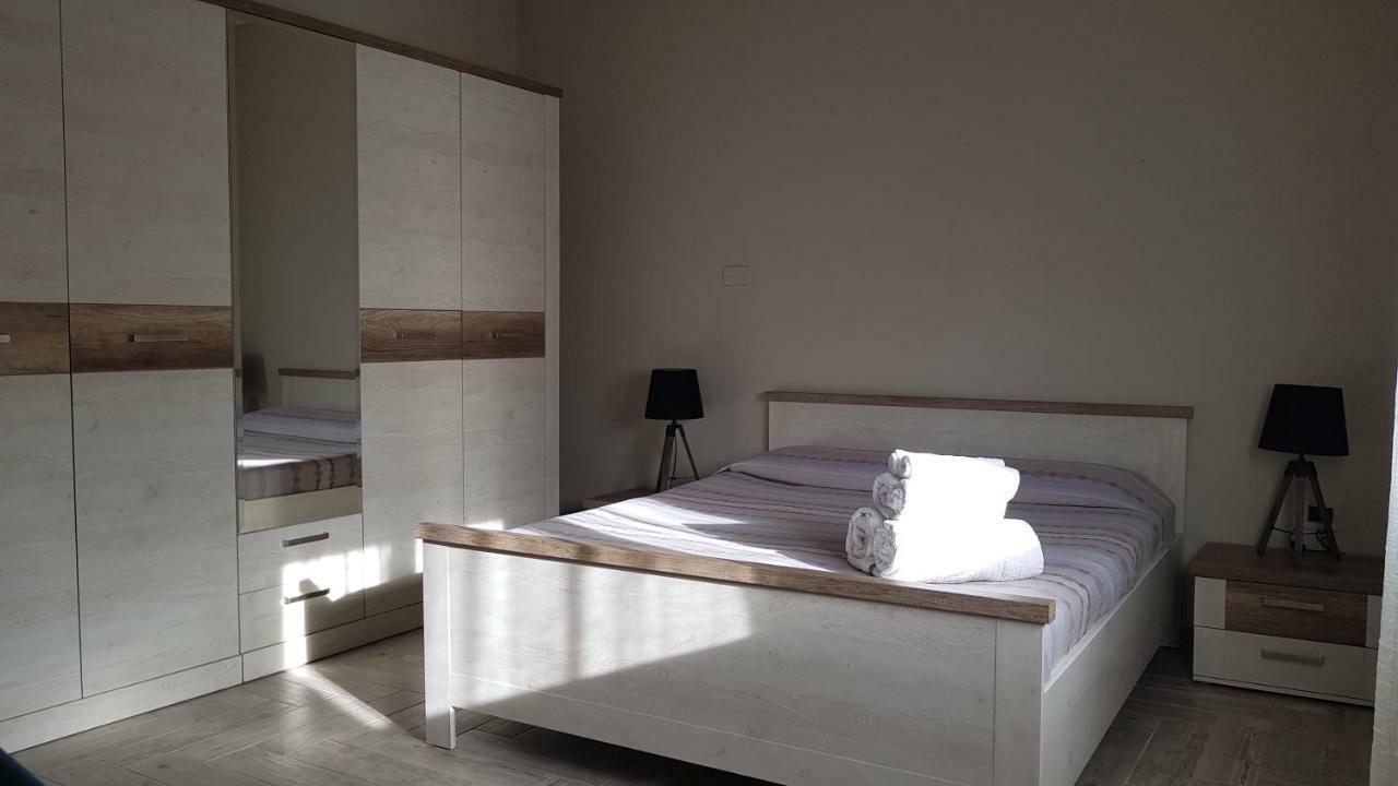 Piero'S Apartment Карбония Экстерьер фото